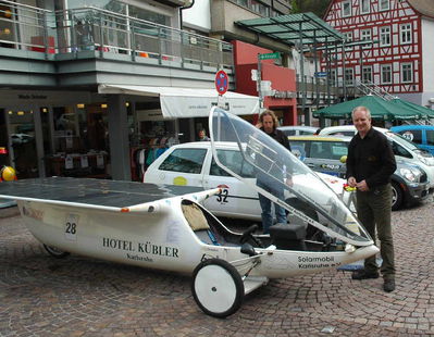 Das Rennsolarmobil Delphin aus Karlsruhe, ausgestellt am Start

