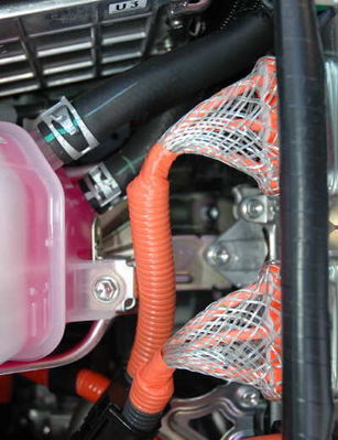 Abschirmung der Motor/ Generatorzuleitungen am Stecker Steuergerät (Leistungselektronik)
