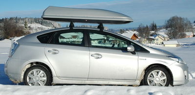 Prius III mit Oiginal Dachträger und Dachbox
