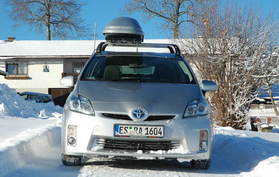 Prius im Winter
Der E-Antrieb zieht souverän und gleichmäßig durch den Schnee. Auch die Kombination E-Antrieb und Traktionskontrolle funktioniert perfekt.
