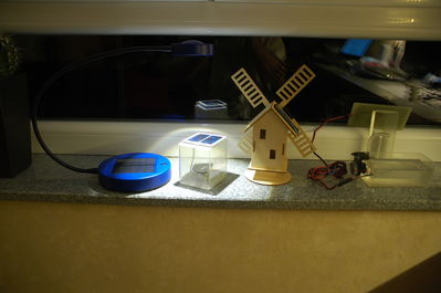 Solarlampe und Solarspielzeug
Links eine Sunnan Arbeitsleuchte von Ikea und weiteres Solarspielzeug aus diversen Quellen
