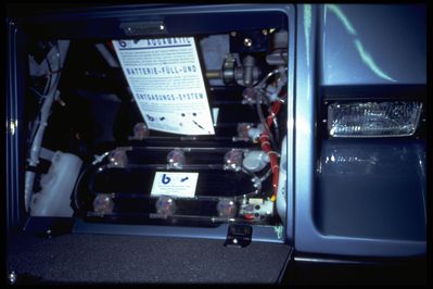 Blick auf Bleibatterien mit Entgasungs- und Nachfüllsystem
