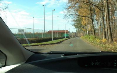 Head Up Display (HUD) im Prius III
Das head up display spiegelt die Geschwindigkeitsanzeige und die Hybridanzeige in die Scheibe ein (Version Life). Bei Versionen mit Navi wird dort auch die Fahrtrichtung angezeigt.

Das HUD ist in der Position verstellbar.
