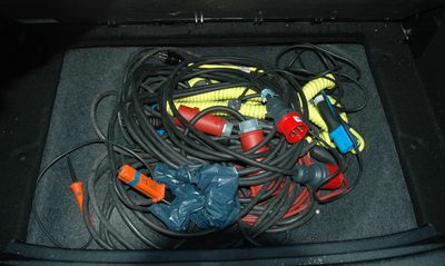 Kabesalat
Nur mit Typ 2 Kabel gings dann doch nicht.  Wer Männerstrom ziehen will, braucht doch die eine oder andere Leitung dafür. 
