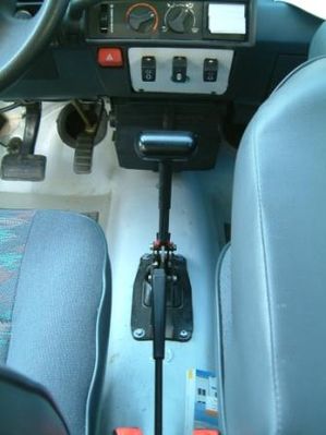 gestrippter Fußraum
Rückbau nicht erforderlicher Verkleidungsteile und Fußmatten im Frontbereich.
Tür- und Fensterschalter mit Blende im Bereich des demontierten Aschenbechers eingebaut.
Keywords: express umbau fußraum