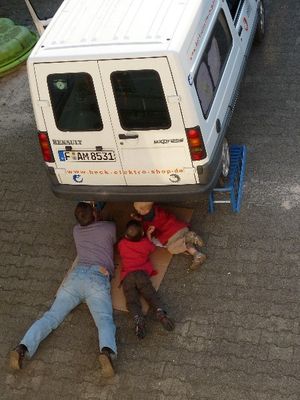 mobile Auffahrrampe
Auch der Nachwuchs zeigt Interesse an der E-Fahrzeugtechnik und Wartung :-)
Keywords: Express, Renault