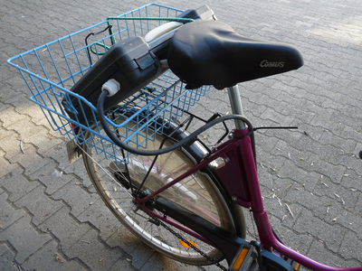 Electra 2. Akkusatz
Electra 2. Akkusatz provisorisch im Gepäckkorb untergebracht
