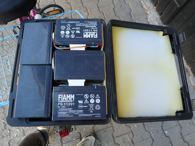 Batteriekoffer 30V/12Ah
Batteriekoffer Marke Eigenbau
5 Bleiakkus 6V/12Ah in Reihe verdrahtet
