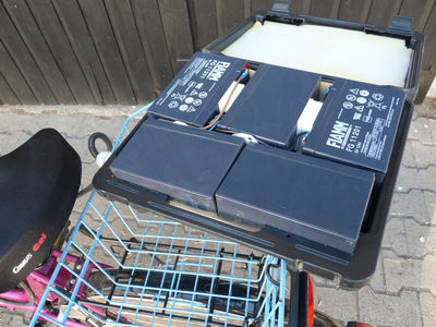 Batteriekoffer 30V/12Ah
Batteriekoffer Marke Eigenbau
5 Bleiakkus 6V/12Ah in Reihe verdrahtet
