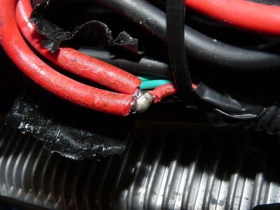 Tisong TM-300 Details
Der + Batteriestrom macht eine 180 Kurve und hat 1 Lötverbindung.
