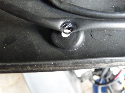 Tisong TM-300 Details
"Klemmbefestigung" des Blinkerkabels in der Lenkerverkleidung.
