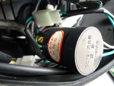 Tisong TM-300 Details
Was ist das? Steckt in der Lenkerverkleidung.
Taktgeber Blinker?
