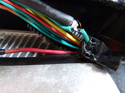 Tisong TM-300 Details
Der - Batteriestrom macht eine 180 Kurve und hat 3 Lötverbindungen.
An dem Punkt werden die Massen (von Fahrbatterie und DC-DC) auf ein Potential gezogen da der DC-DC zwischen 12V und 48V nicht potentialgetrennt ist ist das notwendig.
