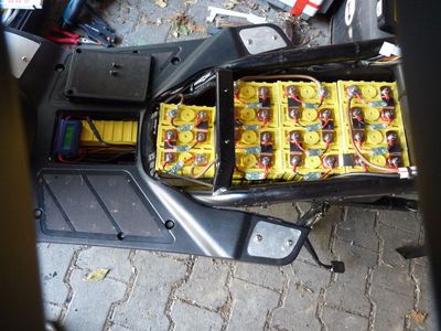 Lifepos tiefer gelegt
16 40AH-Akkus passen (nach kleinen Blech und Plastikarbeiten) exakt. Oberes Batteriefach ist jetzt leer.

