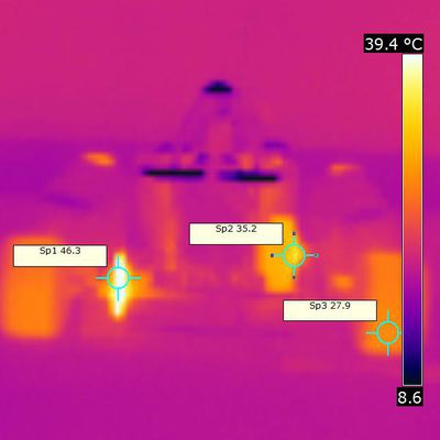 Thermographie
23.04.2011 Nach 10 Minuten Volle Pulle, Beschleunigung wie ein Formel 1 Fahrzeug. Links Bremsscheibe, Mitte Lynch/Agni 10,2 kW Motor, Rechts der Reifen.
