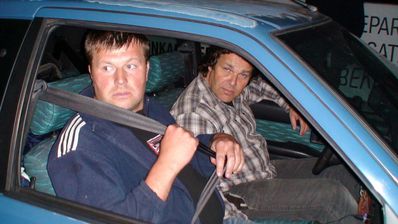 Horst und Marcus beim Mühlenrennen
Am Steuer sitzt Horst, Beifahrer ist Marcus. Der 106er geht ab wie Schmitz Katze. Logisch: zig tausend 18650er Zellen an Bord. Pik Fein verlötet.
