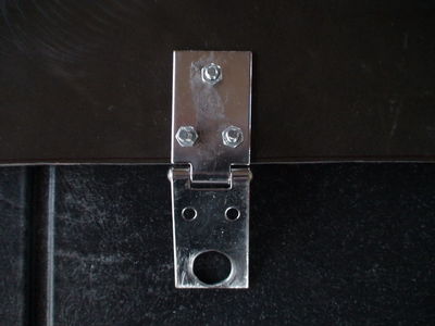 Ablageboden für CityEl 7
Wegen der Feuchtigkeit, die manchmal im CityEl auftritt, sind Edelstahlscharniere zum Einsatz gekommen. An einer Seite aufgebohrt, damit sie über die Gewindenieten der Verschraubung der Batterieabdekung passen.
