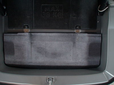 Ablageboden für CityEl 4
Den Ablageboden habe ich aus einer alten Hutablage eines alten Peugeot gefertigt. Vorher habe ich eine Schablone aus Pappe erstellt. Das Material der Hutablage ist an der dünnsten Stelle 1 cm Dick  und daher sehr Stabil.
Die Ablage wiegt komplett mit Füßen und Scharnieren nur 1400g und ist somit wesendlich leichter wie Holz!
Lautsprechereinbau ist natürlich auch Möglich.
