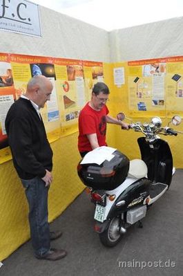 UFRA 2010 EVT
EVT-Roller beim Stand des Elektro-Fahrzeug-Clubs Schweinfurt (E.F.C.) auf der UFRA 2010
Keywords: UFRA 2010, Messe