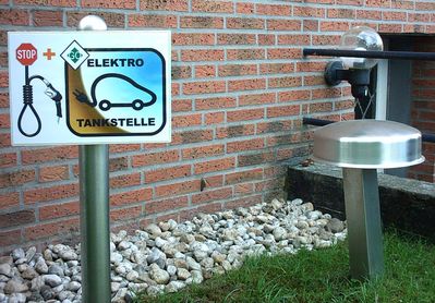 Die Lademöglichkeit in 59227 Ahlen 16A CEE unter dem Edelstahlpilz
