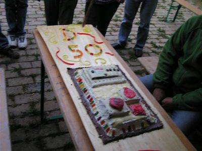 DSK Entwicklungsabteilung Süd / Vorstellung D50 Kiste
Unter Leitung der Entwicklungschefin LittleMama (Mühlenteam), wurde zum 2ten Geburtstag der Drehstromliste, der Prototyp der D50 Kiste entwickelt und vorgestellt. Um möglicher Industriespionage vorzubeugen, wurden die anwesenden Gutachter verpflichtet, alle Beweismittel umgehend zu vernichten (verputzen).
