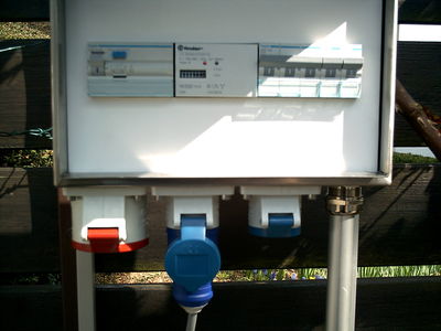 D20 Norm Drehstromkiste mit 32A CEE 3 Ph. und 2x 16A CEE 1Ph. Fi-Schalter, Sicherungen und kW/h Zähler
Keywords: DSK Drehstromkiste Drehstromliste