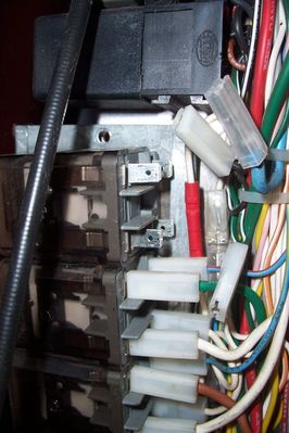 Relaisausbau
Dieses Relais hat Kontaktprobleme, wenn die Schütze nicht "klacken". Kappe ab, Kontakte mit 1000er Papier säubern, Kontaktspray drauf und geht wieder!
Keywords: Relais El fährt nicht Wackelkontakt Schütze klacken nicht ziehen nicht an Schütz zieht nicht an