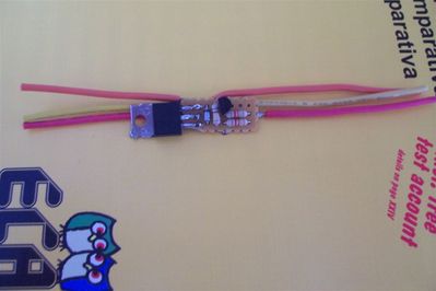 Bestückungsseite Elektronik-Gaspedalschalter
Die Schaltung kann auf einer sehr kleinen Punktrasterplatine aufgebaut werden. Der P-Kanal-MOSFET muß dabei lediglich am Rand eingelötet werden, das spart Bauhöhe ;-)
Überschrumpft kann die Schaltung dann "fliegend" in der Nähe des Gaspedalschalters eingebaut werden.
Keywords: Aufbau Elektronik Gaspedalschalter