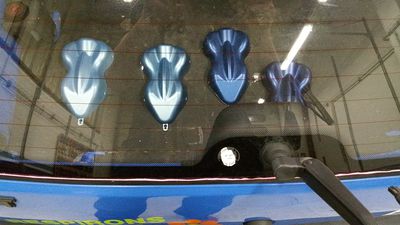 neuer Anzug 00
im Kofferaum lliegen die Lackfrösche mit den Farbproben
