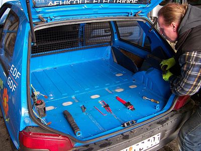 Umbau 2 > 4 Sitzer  2)
Vordersitze raus, Ladefläche noch drin
