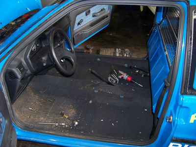 Umbau 2 > 4 Sitzer  3)
Vordersitze raus, Ladefläche noch drin
