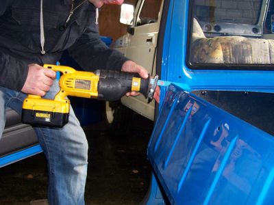 Umbau 2 > 4 Sitzer  4)
Der Mann mit der Säge, wer könnte das wohl sein?!
