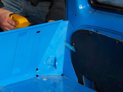 Umbau 2 > 4 Sitzer  5)
Das tut weh wie die Säge durchs Metall geht
