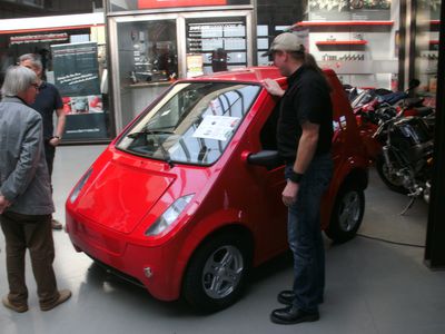 Buddy-Vorstellung D'dorf am 2-4-11
Verkaufsfahrzeug der gerade im Aufbau befindlichen Firma "E-Gefühle" im Düsseldorfer Meilenwerk
Keywords: Buddy