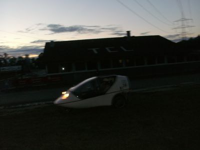 Ein BO-Mobil auf der Rennstrecke
