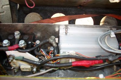 KD72401 (1)
Controller Kelly 72V 400A Reku verbaut in eine nach vorne klappbare Alukiste.
Leider die schlechteren Bilder, da die Anderen bei der Bilddatenbankbereinigung verloren gingen.
Keywords: Kelly Controller Kontroller