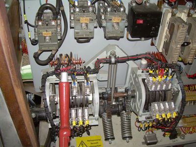 ÜH IIIs, durch Gaspedal betätigte Nockenschaltwelle, vorne rot = Handbremse
die Gaspedalposition muß genau getroffen werden, sonst gibt es Verletzte unter den Fahrgästen
