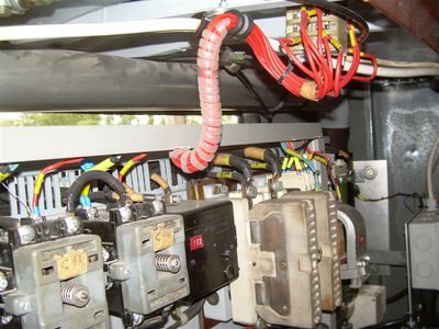 ÜH IIIs, rechts 2 Relais des Schaltregisters
