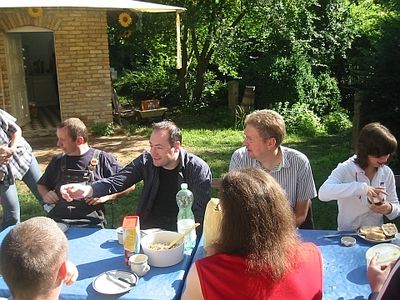 Mittagszeit ,  Fahrer müssen auch tanken
