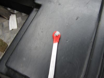 Klebeband am Schlüssel hilft beim Schraube einfädeln
Keywords: Lenkradtrichter Lenkrad Trichter