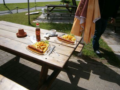 Mittag vor der Fähre
