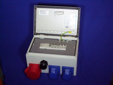 Die neue D20 Norm V2 mit  Phasenkontroll-Leuchten
Details siehe auch: http://www.drehstromnetz.de/
Keywords: DSK Drehstromkiste Drehstromliste