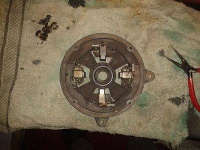 Schild vor dem Ausbau der Kohlen und Federn. Rechts ist 12Uhr
Nach etwa 10.000km
