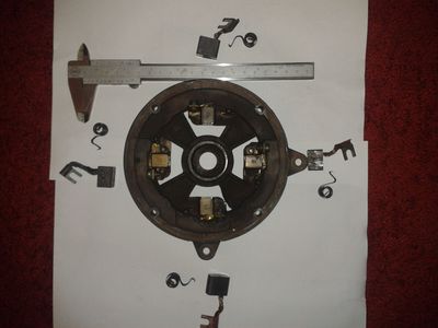 Übersicht der Kohlen mit Schild und Federn. Rechts ist 12Uhr
Nach etwa 10.000km
