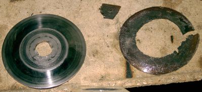 Vulkano Reibscheibe aufgelöst
Gummi und VA haben sich getrennt. Das Gummi lag morgens auf der Strasse.
Keywords: Reibscheibe Antrieb City EL