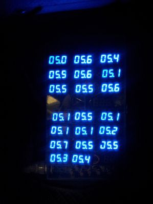 Einzelblockanzeige
mit 20 LED-Voltmetern mit Speisung aus dem Block.
Geht bis 4,7 Volt runter - da sollte bei den STMs auch Schluß sein mit entladen!
