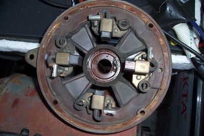 Kohlen und Lagerschild Thrige Titan
Die Kohlen erscheinen teilweise etwas kurz, sind nach 20 Tkm Laufleistung aber alle fast noch so lang wie neu.
Keywords: Kohlen Thrige Titan