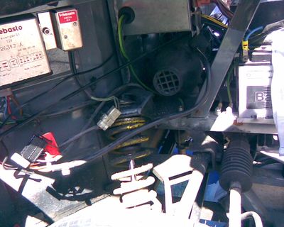 Blick in den Motorraum
Blick von rechts in den Motorraum ohne Radverkleidung. Links sieht man die Steuerung der Webasto-Standheizung, die sich in der MItte des Bildes befindet. Rechts sieht man einen Teil der Reservebatterie für die Bordversorgung. Das Bild wurde vor beginn der Restaurierung aufgenommen.
Keywords: Motorraum