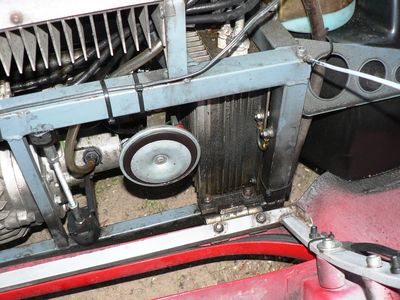 Blick in den Motorraum
Blick in den Motorraum. Man sieht die Hupe und rechts daneben den DC/DC Wandler, links das Getriebe.
Keywords: Motorraum