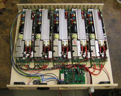 Prototype mit 5 Netzteilen
Prototype mit 5 Netzeilen ESP-128 und Steuerplatine.
Spannungsbereich 45V bis 62V, Strom einstellbar 0 bis maximum der NT´s in diesem Fall 30A dann schlaten die NT´s ab. Integriet ist eine automatische Abschaltung nach ca. 4 min. Balancerbetrieb ( signal muss vom BMS) kommen.
